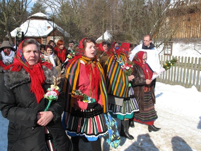 W czasie procesji na pola śpiewom przewodniczyły członkinie zespołów ludowych