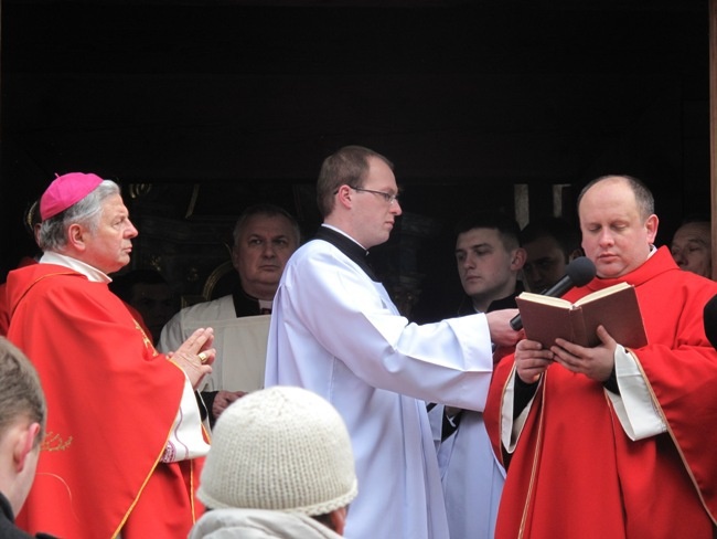 Msza św. i procesja w radomskim skansenie