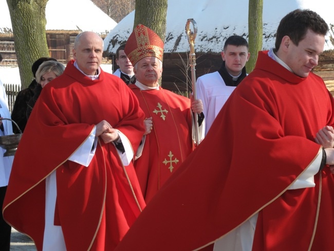 Msza św. i procesja w radomskim skansenie