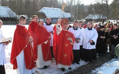 Msza św. i procesja w radomskim skansenie