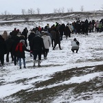 Zanieśli krzyż na górę popiołów