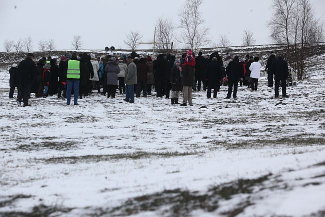 Zanieśli krzyż na górę popiołów