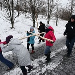 Zanieśli krzyż na górę popiołów