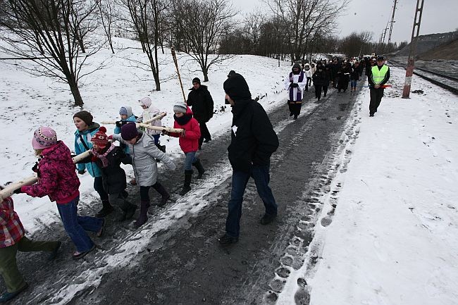 Zanieśli krzyż na górę popiołów