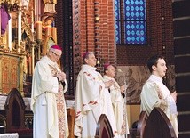  Biskup Jan Kopiec (w środku) razem z biskupami Janem Wieczorkiem i Gerardem Kuszem