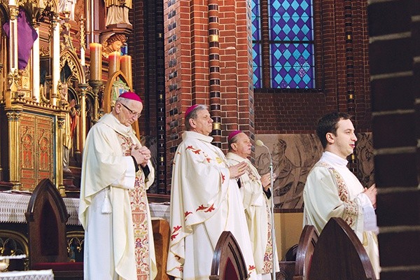  Biskup Jan Kopiec (w środku) razem z biskupami Janem Wieczorkiem i Gerardem Kuszem
