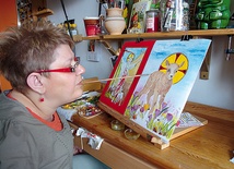  Katarzyna Warachim przy malowaniu. Na sztaludze dwa obrazy z wielkanocnymi motywami