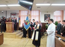   – Niech to miejsce służy  Zabrzu i jego mieszkańcom  – powiedział bp Jan Kopiec  podczas poświęcenia  nowoczesnej sali posiedzeń  Rady Miasta