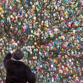 21.03.2013. Niemcy. Saalfeld. Każdego roku ten mężczyzna dekoruje drzewo pisankami. Używa ich ponad 10 tysięcy. 