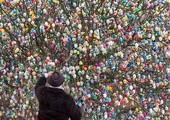 21.03.2013. Niemcy. Saalfeld. Każdego roku ten mężczyzna dekoruje drzewo pisankami. Używa ich ponad 10 tysięcy. 