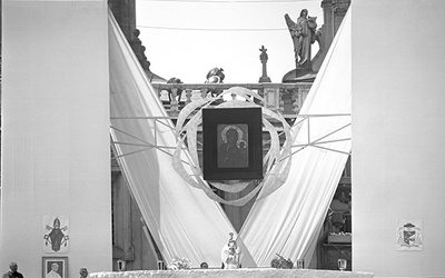 Portret papieża i jego herb przypominały, że Paweł VI chciał być 3 maja 1966 r. na Jasnej Górze