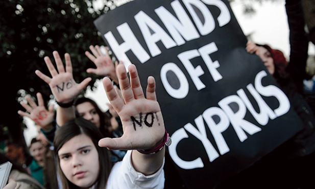 Ręce precz od Cypru – mieszkańcy wyspy protestują przeciwko narzuconemu przez UE podatkowi od depozytów bankowych