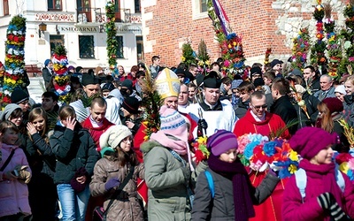 Procesję z palmami poprowadził bp K. Nitkiewicz 