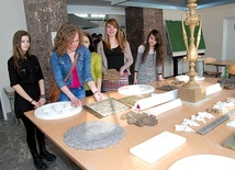  Uczennice prezentują swój dorobek z zakresu sztukaterii i kamieniarstwa 