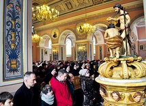  Wierni w kościele Trójcy Świętej w Mławie modlą się przy zabytkowej, neobarokowej chrzcielnicy z XVIII–XIX wieku