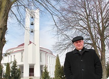 Ks. Marek Wójtowicz przed kościołem