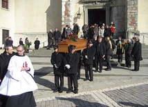 Kilkaset osób odprowadziło trumnę z ciałem poety z kościoła benedyktynów na cmentarz tyniecki