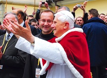 Kalwaria Zebrzydowska, 2006 rok. Benedykt XVI oprowadzany przez ówczesnego kustosza sanktuarium, obecnego biskupa pomocniczego archidiecezji krakowskiej o. Damiana Muskusa