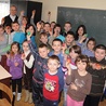 Uczniowie prezentują kroszonki wykonane na warsztatach z ks. Piotrem Herokiem