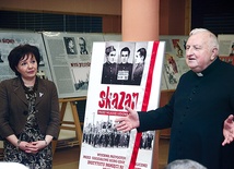 Wystawę w ChOK-u otworzyli wspólnie posłanka Elżbieta Witek oraz ks. Zbigniew Szymerowski, proboszcz parafii pw. Wniebowzięcia NMP