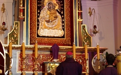 Oprócz budowy neogotyckiego ołtarza będącego tronem Maryi, powstała kopia obrazu, będzie peregrynować po złocienieckich rodzinach.