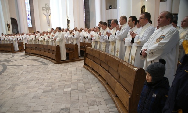 Abp Skworc poświęcił olej Krzyżma św.