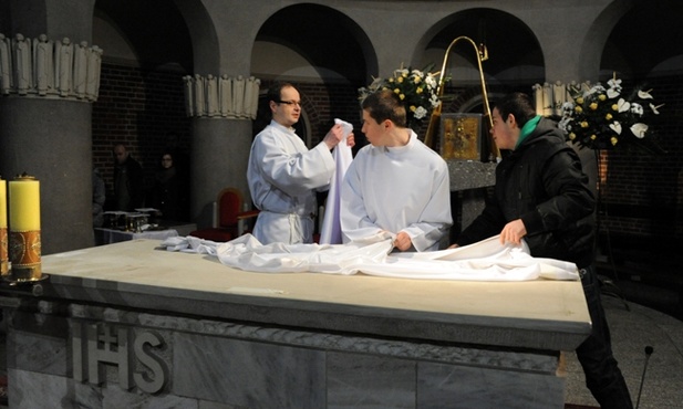 Na koniec liturgii Wielkiego Czwartku zdejmuje się z ołtarza obrusy