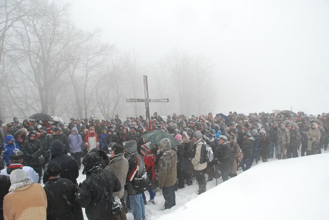 Droga Krzyżówa po śnieżnym szlaku