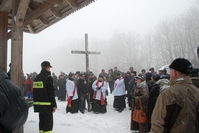 Droga Krzyżówa po śnieżnym szlaku