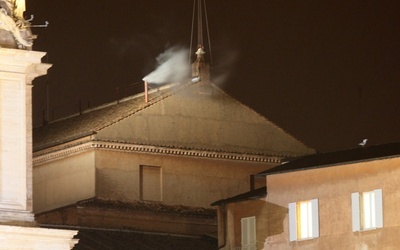 Dym wokół papieża