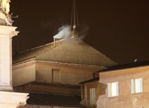 Dym wokół papieża