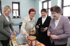 Latoszyn karmi głodnych