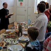Abp Henryk Hoser i ks. Dariusz Marczak, dyrektor praskiej Caritas witają gości śniadania