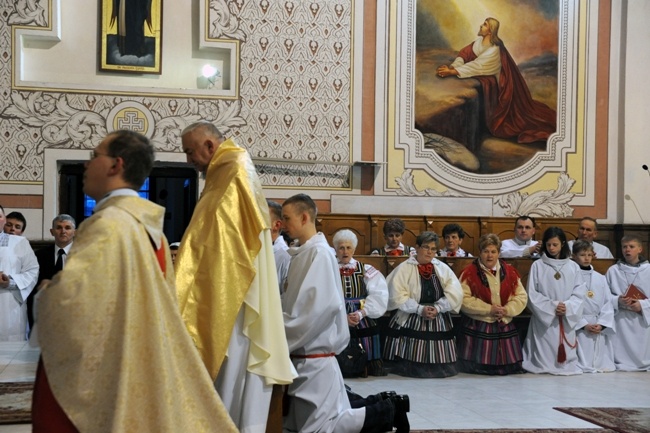 Żywy folklor na Rezurekcji w opoczyńskiej kolegiacie