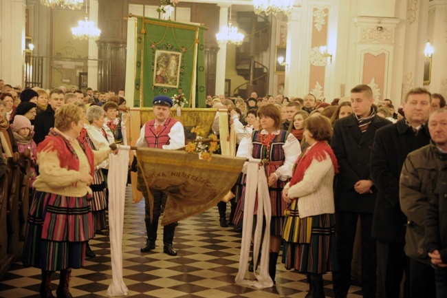 Żywy folklor na Rezurekcji w opoczyńskiej kolegiacie