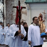 Żywy folklor na Rezurekcji w opoczyńskiej kolegiacie