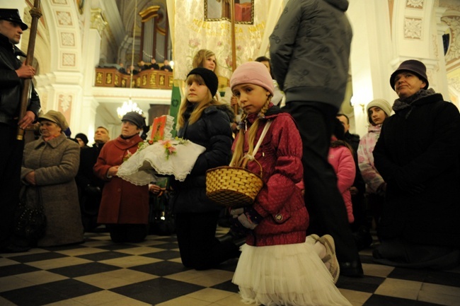 Żywy folklor na Rezurekcji w opoczyńskiej kolegiacie