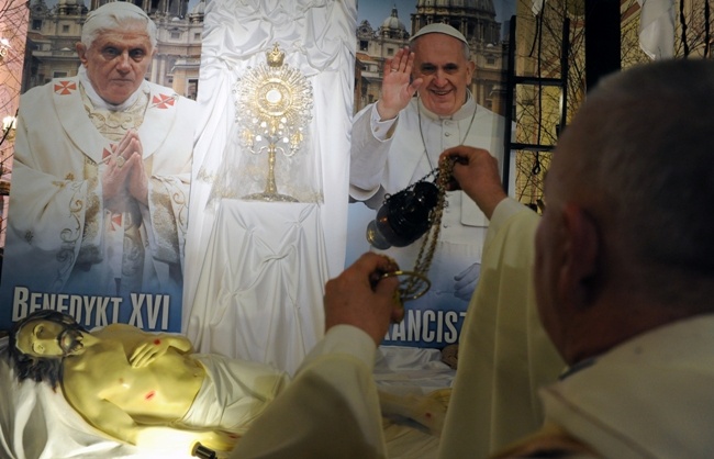 Żywy folklor na Rezurekcji w opoczyńskiej kolegiacie