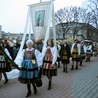 W procesji rezurekcyjnej bierze udział barwny korowód w strojach opoczyńskich