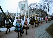 W procesji rezurekcyjnej bierze udział barwny korowód w strojach opoczyńskich