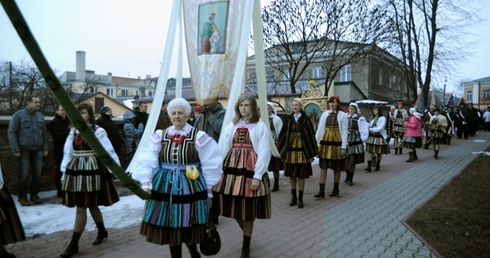 W procesji rezurekcyjnej bierze udział barwny korowód w strojach opoczyńskich