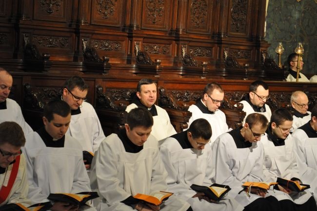 Klerycy i księża profesorowie WSD na modlitwie brewiarzowej w katedrze
