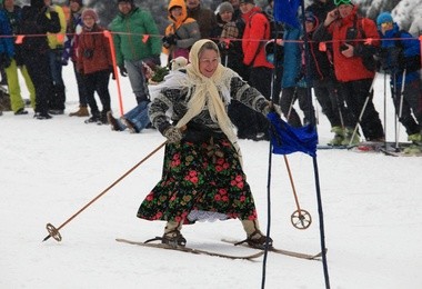 Stare narty i stroje