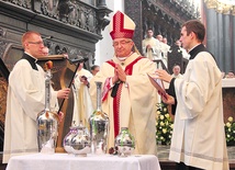Msza Krzyżma jest okazją do modlitewnego spotkania kapłanów z biskupem. Na zdjęciu: moment poświęcenia oleju