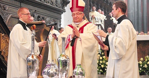 Msza Krzyżma jest okazją do modlitewnego spotkania kapłanów z biskupem. Na zdjęciu: moment poświęcenia oleju