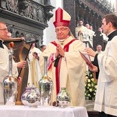 Msza Krzyżma jest okazją do modlitewnego spotkania kapłanów z biskupem. Na zdjęciu: moment poświęcenia oleju