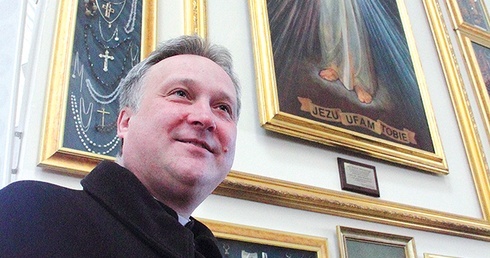 Ks. Krzysztof Swół z dumą pokazuje wiszące wokół obrazu wota. Ostatnio, by je pomieścić, trzeba było wykonać nowe gabloty
