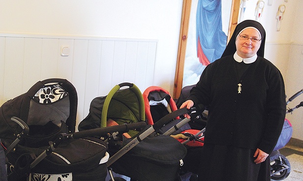 Siostra Samuela zachęca mieszkanki Domu Samotnej Matki do modlitwy w intencji życia