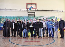 Spotkanie rugbystów z Gdyni i Gdańska w ramach akcji „Rugby łączy ludzi”. Pierwszy z prawej ks. Tyberiusz Kroplewski
