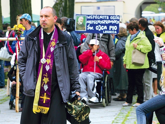  Ks. Tomasz Filipek  od lat jest zaangażowany w duszpasterstwo niepełnosprawnych